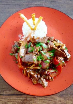 Una foto de Lomo saltado al mejor estilo