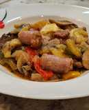 Salchichas salteadas con pimientos, calabacín y champiñones