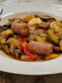 Una foto de Salchichas salteadas con pimientos, calabacín y champiñones