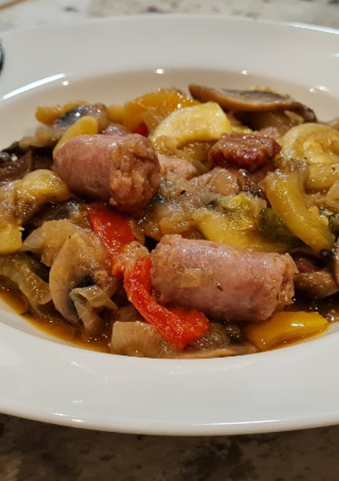 Una foto de Salchichas salteadas con pimientos, calabacín y champiñones