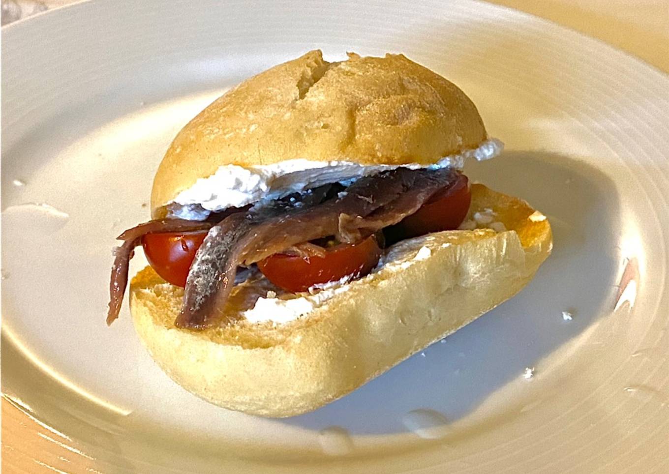 Bocata de ricotta, tomate y anchoas. Cena sencilla de 10!