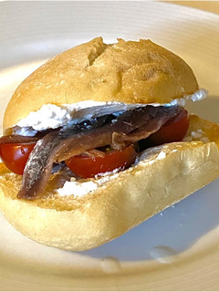 Una foto de Bocata de ricotta, tomate y anchoas. Cena sencilla de 10!