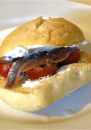 Una foto de Bocata de ricotta, tomate y anchoas. Cena sencilla de 10!