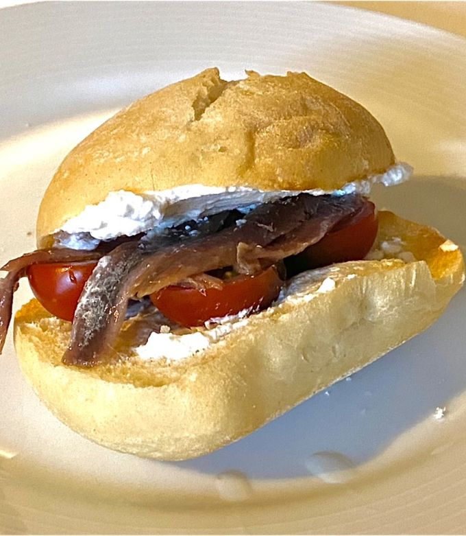 Foto principal de Bocata de ricotta, tomate y anchoas. Cena sencilla de 10!