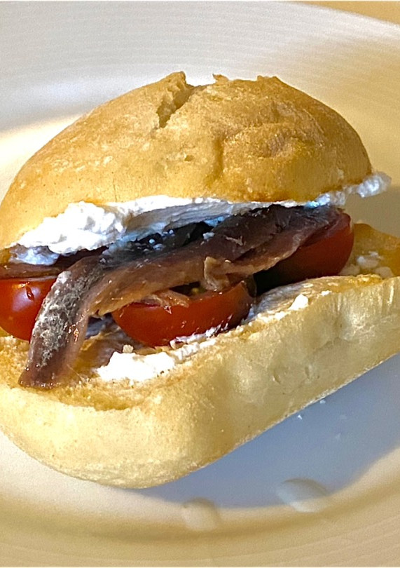 Una foto de Bocata de ricotta, tomate y anchoas. Cena sencilla de 10!