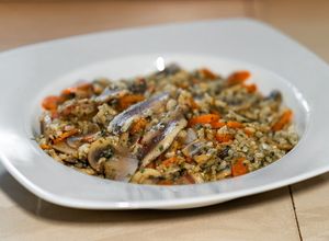 Foto di RISO INTEGRALE CON ALICi FRESCHE, CHAMPIGNONS e CAROTE