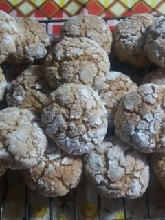 Una foto de Galletitas craqueladas con coco y harina integral!!