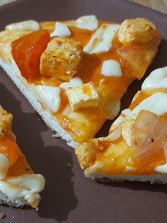 पिझ्झा (Pizza Recipe In Marathi) रेसिपी चे मुख्य फोटो