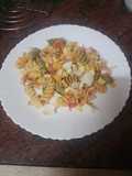 Ensalada de pasta con pechuga de pavo, queso y huevo duro