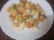 Una foto de fusilli de colores