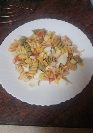 Foto principal de Ensalada de pasta con pechuga de pavo, queso y huevo duro