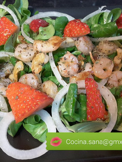Una foto de Ensalada de gambas con fresas