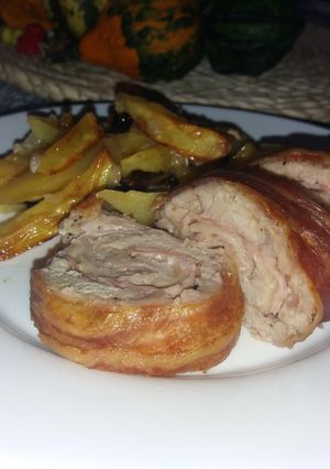 Baconbe göngyölt, sonkával és sajttal töltött karaj 🥓 recept fotója
