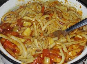 Una foto de Fideos  con verduras salteadas y curry