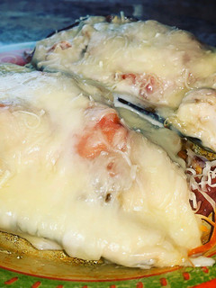 Una foto de Riquísimas berenjenas rellenas de pechuga, con jamón, bechamel y queso rallado
