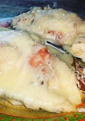 Una foto de Riquísimas berenjenas rellenas de pechuga, con jamón, bechamel y queso rallado