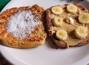 Una foto de Hot cakes de Bananas, con harina de coco muy esponjosas, opcional con cacao amargo u avena y miel