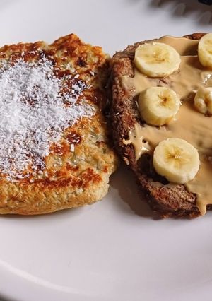 Una foto de Hot cakes de Bananas, con harina de coco muy esponjosas, opcional con cacao amargo u avena y miel