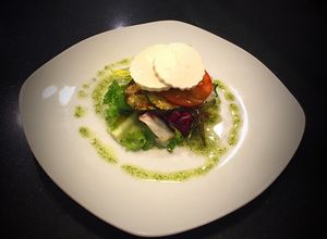 Una foto de Ensalada Templada de Calabacín y Queso de Burgos