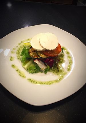 Una foto de Ensalada Templada de Calabacín y Queso de Burgos