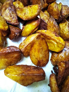 Una foto de Papas en cuartos con curcuma