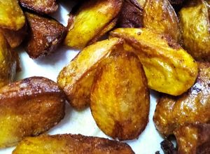 Una foto de Papas en cuartos con curcuma