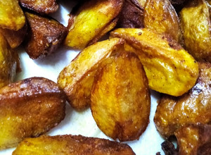 Una foto de Papas en cuartos con curcuma