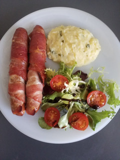 Una foto de Salchichas Frankfurt al horno con puré de patatas