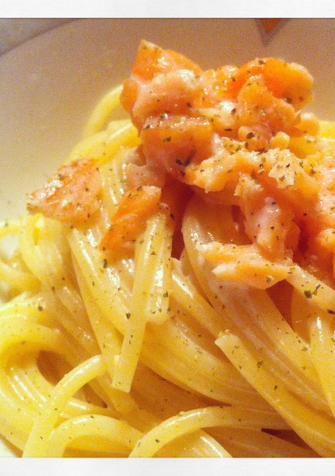Una foto de Pasta con nata y salmón ahumado