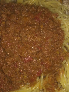 Una foto de Fideos entrefinos con salsa bolañesa con carne molida😅😋😋
