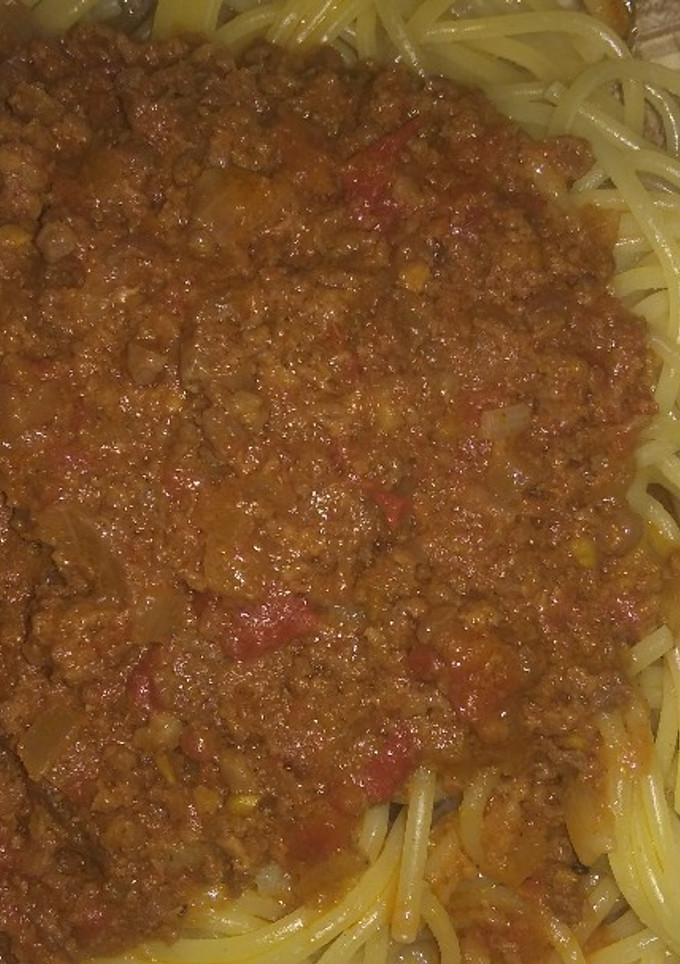 Una foto de Fideos entrefinos con salsa bolañesa con carne molida😅😋😋