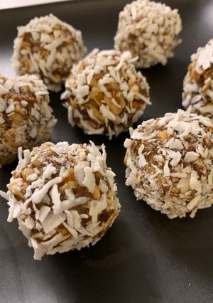 A picture of No-Bake (Raw) Energy Bites.