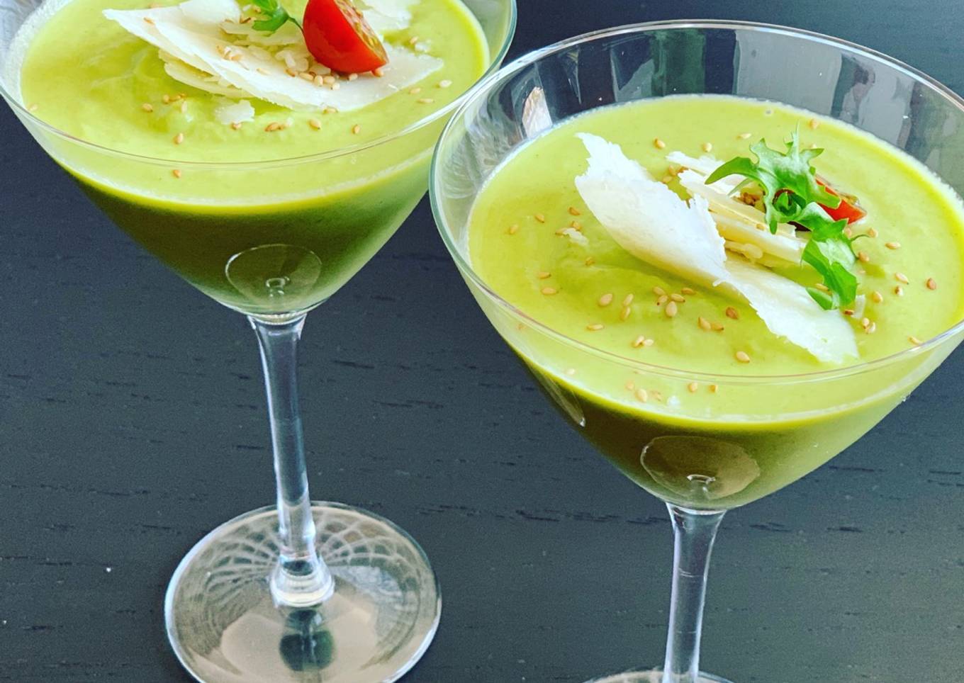 Salmorejo de manzana verde con virutas de parmesano