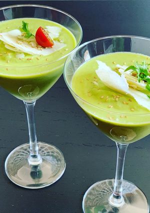Una foto de Salmorejo de manzana verde con virutas de parmesano