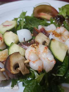 Una foto de Brochetas de gambas, calamar y sepia