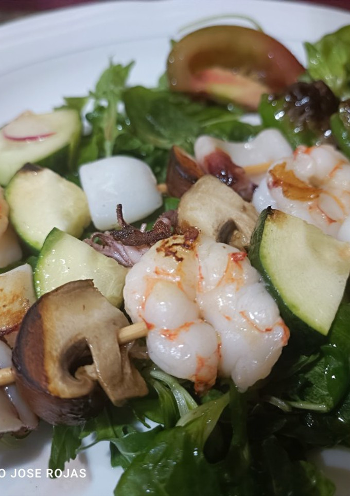 Una foto de Brochetas de gambas, calamar y sepia