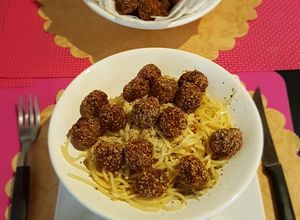 Una foto de Menú en casa "Spaghetti con albóndigas municiones"