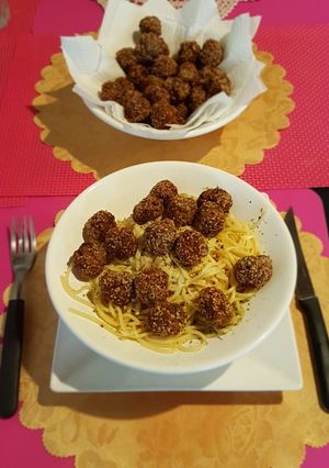 Una foto de Menú en casa "Spaghetti con albóndigas municiones"