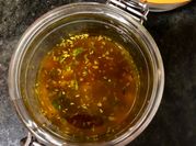 Una foto de hierbas chimichurri
