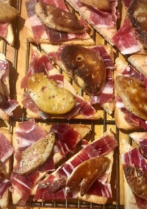 Una foto de Tartine de foie con ibérico