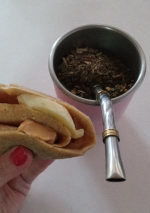 Una foto de "Crepes" con banana y pasta de maní