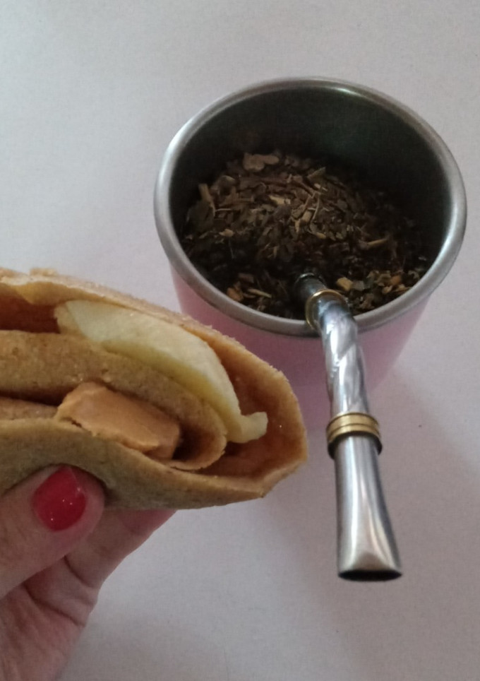 Una foto de "Crepes" con banana y pasta de maní