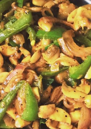 A picture of Mushroom pepper fry.