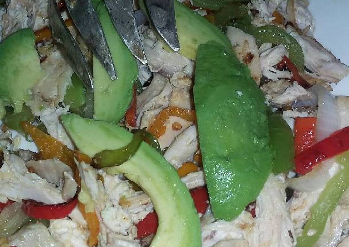 Guiso de pollo rostizado con pimientos morrones