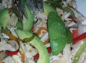 Una foto de Guiso de pollo rostizado con pimientos morrones