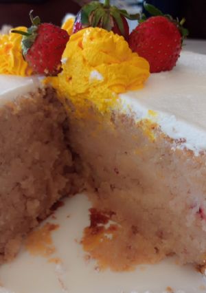 A picture of Yoghurt strawberry cake.