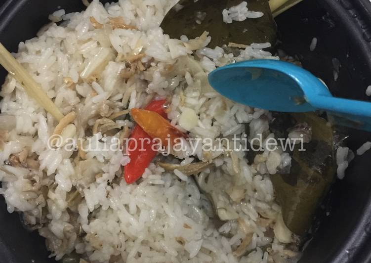 Langkah Mudah untuk Menyiapkan Nasi Liwet Rice Cooker by Aulia yang Sempurna