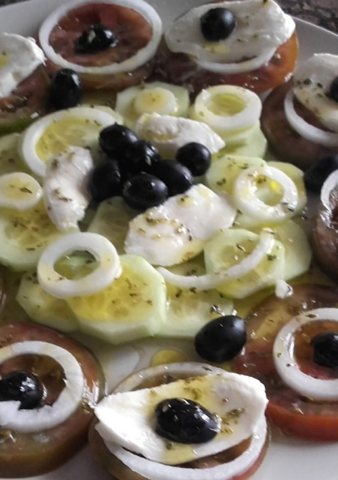 Una foto de Ensalada de tomate kumato, y mozzarella