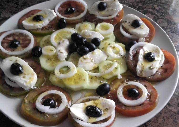 Ensalada de tomate kumato, y mozzarella