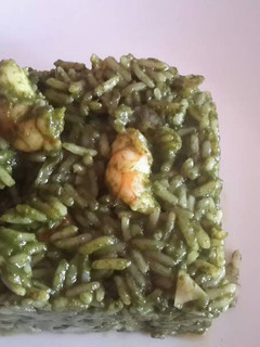 Una foto de Arroz verde con langostinos